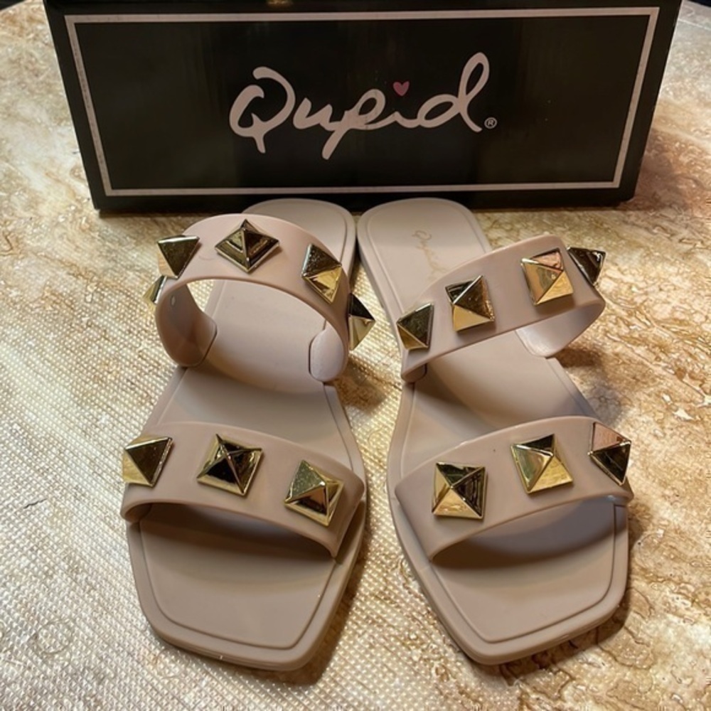 Qupid women’s taupe color, PVC sandals. Gold accents. Size 6.NWT